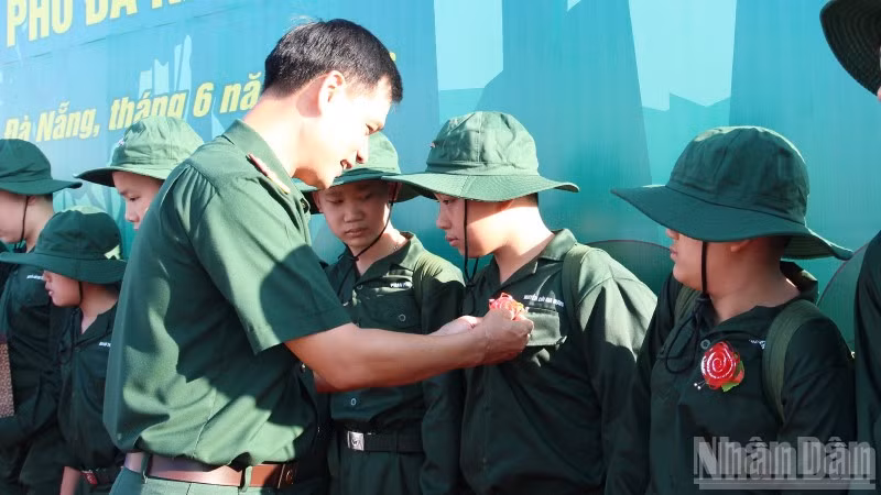 Động viên các chiến sĩ nhỏ sẵn sàng xuất quân.
