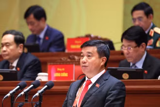 Đồng chí Y Thanh Hà Niê Kđăm, Ủy viên Trung ương Đảng, Bí thư Tỉnh ủy, Trưởng Đoàn đại biểu Quốc hội tỉnh Lâm Đồng, trình bày tham luận: “Củng cố hệ thống chính trị vùng đồng bào dân tộc thiểu số, tăng cường niềm tin của Nhân dân với Đảng”. (Ảnh: TTXVN)