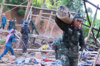 Các lực lượng tham gia giúp người dân di chuyển nhà, tài sản đến nơi an toàn.