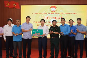 Lãnh đạo Tập đoàn Công nghiệp cao-su Việt Nam trao kinh phí ủng hộ Điện Biên khắc phục hậu quả thiên tai tại vùng lũ quét.