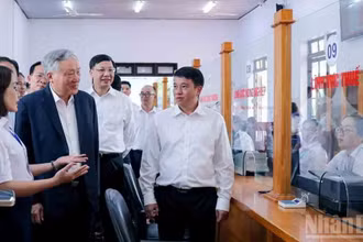 Phó Thủ tướng Nguyễn Hòa Bình cùng lãnh đạo tỉnh Lâm Đồng thực tế hoạt động tại Trung tâm Phục vụ hành chính công xã Đức Trọng, ngày 30/6/2025. (Ảnh VĂN BẢO)