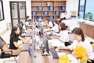 Cán bộ, công chức Điểm phục vụ hành chính công phường Đống Đa (thành phố Hà Nội) hướng dẫn người dân làm thủ tục hành chính. (Ảnh: THẾ ĐẠI)