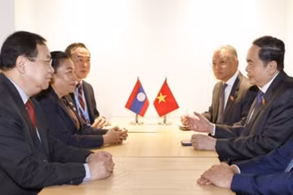 Chủ tịch Quốc hội Trần Thanh Mẫn gặp Phó Chủ tịch Quốc hội Lào Sounthone Xayachak. (Ảnh: Doãn Tấn/TTXVN)