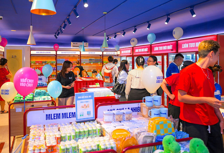 Các cửa hàng Vinamilk đã được thay đổi đồng bộ theo nhận diện thương hiệu mới. (Ảnh: Vi Nam) kqkd-q3-03b.jpg