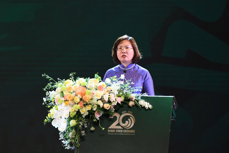 Chủ tịch Ủy ban Chứng khoán nhà nước Vũ Thị Chân Phương phát biểu tại buổi lễ kỷ niệm 20 năm khai trương hoạt động HNX. z6734515390363-b9a70ba5c220408ef1bb5ae7206e2c0b.jpg