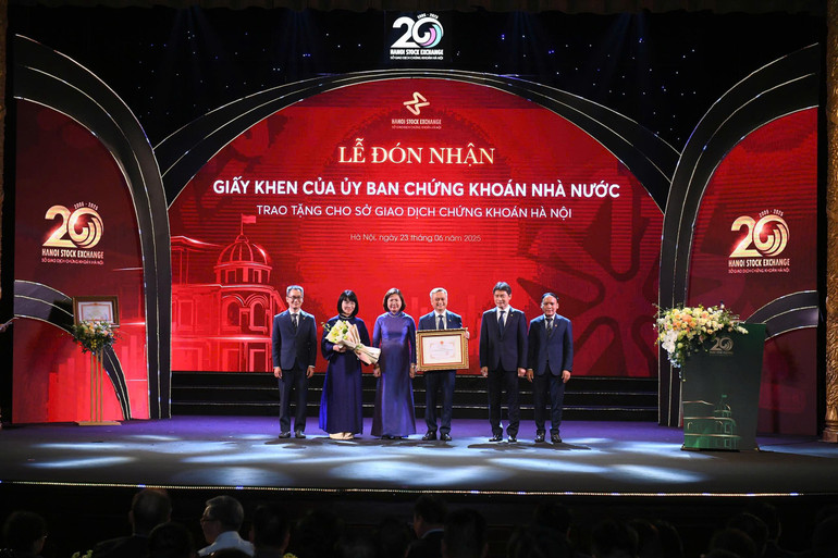 HNX nhận Giấy khen của Ủy ban Chứng khoán nhà nước. z6734515903691-977e8d45a354f9e84aa7fd7888dd0c04.jpg