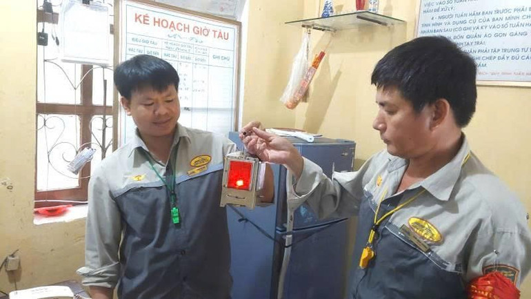 Giao ban đổi ca giữa 2 ban trực của nhân viên tuần hầm ở Cung hầm đường Lệ Sơn, tỉnh Quảng Bình. z6706306232382-4c153d5f5e63dbd426d08466899717b2.jpg