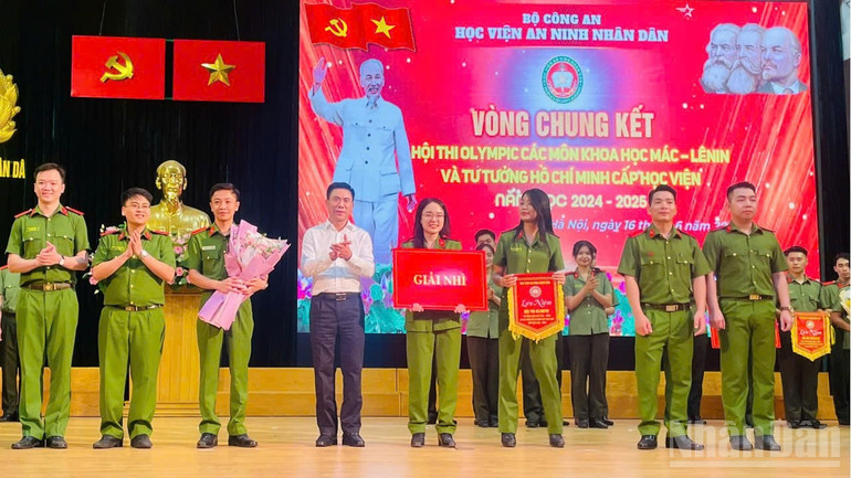 Đồng chí Đoàn Văn Báu, Vụ trưởng Vụ Lý luận chính trị, Ban Tuyên giáo và Dân vận Trung ương trao giải Nhì hội thi cho đội Chuyên khoa 4. (Ảnh: PHẠM CƯỜNG) ndo_br_2.jpg