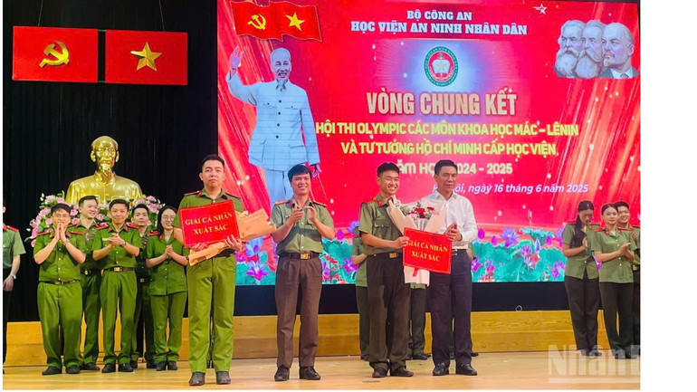 Thượng tá Nguyễn Hồng Thái, Phó Giám đốc Học viện An ninh và đồng chí Đoàn Văn Báu, Vụ trưởng Vụ Lý luận chính trị, Ban Tuyên giáo và Dân vận Trung ương trao giải cho thí sinh có thành tích xuất sắc tại hội thi. (Ảnh: PHẠM CƯỜNG) ndo_br_3.jpg