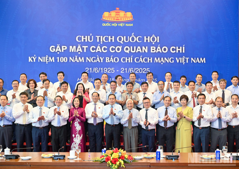 Chủ tịch Quốc hội Trần Thanh Mẫn chụp ảnh lưu niệm với các đại biểu. (Ảnh: DUY LINH) ndo_br_9a-6838.jpg