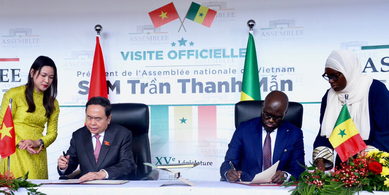 Sáng nay, tại Thủ đô Dakar, Cộng hòa Senegal, Chủ tịch Quốc hội Trần Thanh Mẫn và Chủ tịch Quốc hội Senegal El Malick Ndiaye đã ký Thỏa thuận hợp tác giữa Quốc hội hai nước. sang-nay-tai-thu-do-dakar-cong-hoa-senegal-chu-tich-quoc-hoi-tran-thanh-man-va-chu-tich-quoc-hoi-senegal-el-malick-ndiaye-da-ky-thoa-thuan-hop-tac-giua-quoc-hoi-hai-nuoc.jpg