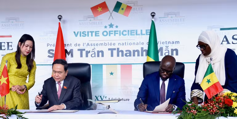 sang-nay-tai-thu-do-dakar-cong-hoa-senegal-chu-tich-quoc-hoi-tran-thanh-man-va-chu-tich-quoc-hoi-senegal-el-malick-ndiaye-da-ky-thoa-thuan-hop-tac-giua-quoc-hoi-hai-nuoc.jpg