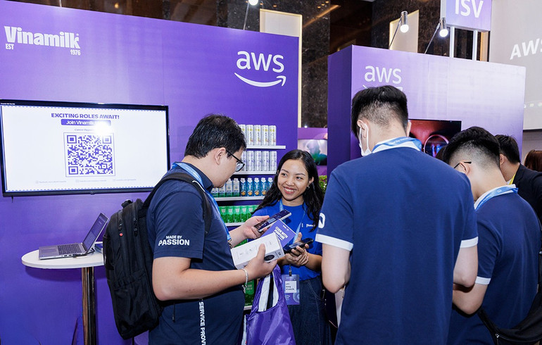 Gian hàng Vinamilk thu hút sự quan tâm của nhiều khách tham dự tại sự kiện AWS Cloud Day Việt Nam 2025. (Ảnh: AWS) anh-1b.jpg