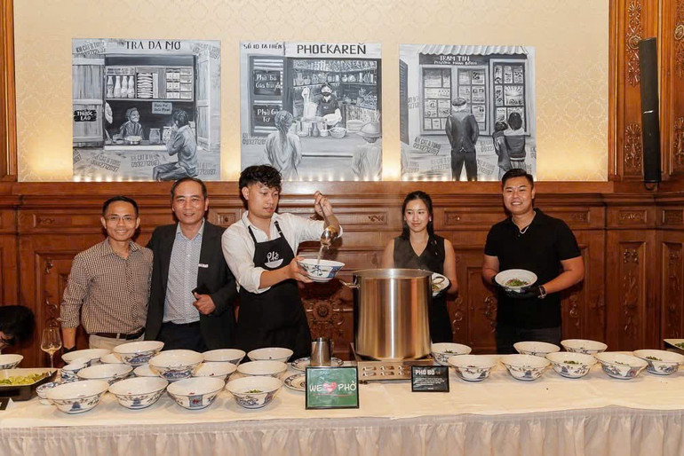 Giới thiệu nem và phở của Việt Nam tại lễ kỷ niệm. z6963906239118-3b565a8d6684068b995e142532ce647d.jpg