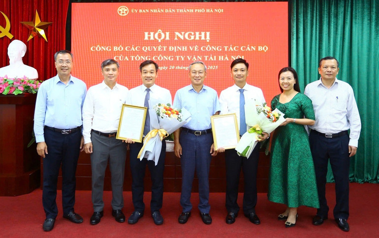 Lãnh đạo Tổng Công ty Vận tải Hà Nội tặng hoa và chúc mừng ông Nguyễn Thủy và ông Đoàn Anh Ngọc. 2.jpg