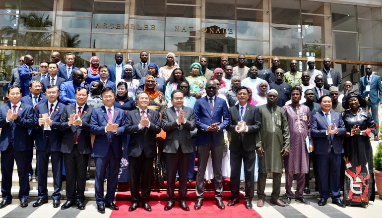 Chủ tịch Quốc hội Trần Thanh Mẫn và Chủ tịch Quốc hội Senegal El Malick Ndiaye chụp ảnh lưu niệm với các đại biểu hai nước dự lễ ký kết. chu-tich-quoc-hoi-tran-thanh-man-va-chu-tich-quoc-hoi-senegal-el-malick-ndiaye-chup-anh-luu-niem-voi-cac-dai-bieu-hai-nuoc-du-le-ky-ket.jpg