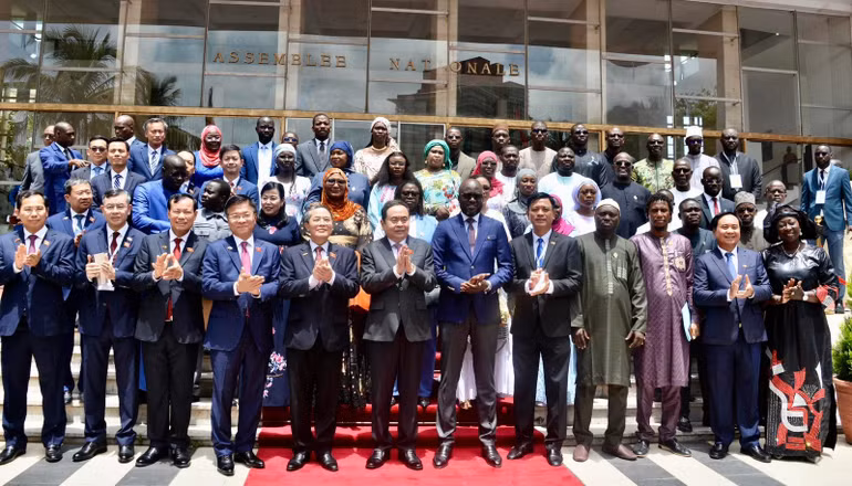 chu-tich-quoc-hoi-tran-thanh-man-va-chu-tich-quoc-hoi-senegal-el-malick-ndiaye-chup-anh-luu-niem-voi-cac-dai-bieu-hai-nuoc-du-le-ky-ket.jpg
