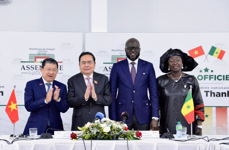 Chủ tịch Quốc hội Trần Thanh Mẫn và Chủ tịch Quốc hội Senegal El Malick Ndiaye đã chứng kiến lễ công bố thành lập Nhóm Nghị sĩ hữu nghị Việt Nam-Senegal và Nhóm Nghị sĩ hữu nghị Senegal-Việt Nam. chu-tich-quoc-hoi-tran-thanh-man-va-chu-tich-quoc-hoi-senegal-el-malick-ndiaye-da-chung-kien-le-cong-bo-thanh-lap-nhom-nghi-si-huu-nghi-viet-nam-senegal-va-nhom-nghi-si-huu-nghi-senegal-viet-nam.jpg