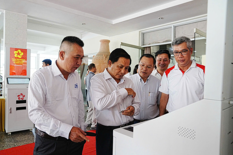 Đồng chí Trần Văn Lâu, Bí thư Tỉnh ủy Vĩnh Long trải nghiệm Hệ thống giải pháp EZYSERVE AIB phục vụ hành chính công của xã Châu Hưng, tỉnh Vĩnh Long do Công ty cổ phần Lê Bảo Minh phối hợp triển khai. z7143433398612-4bbe07c59bb039bb5ffa8a22f74d057b.jpg