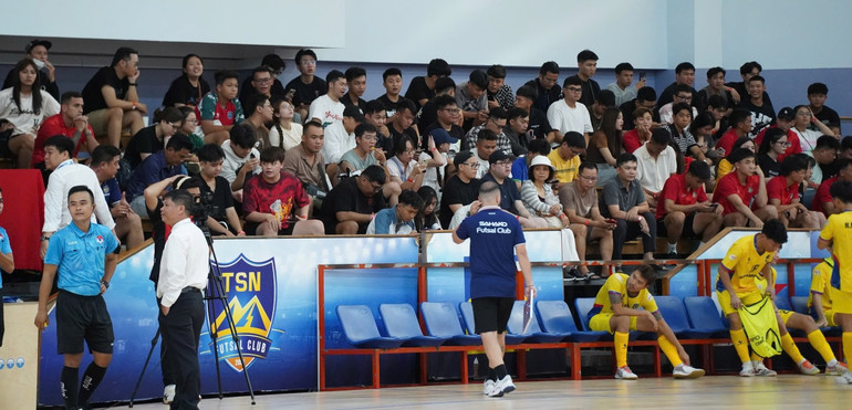 Nhà thi đấu CLB Futsal Quận 8 (Thành phố Hồ Chí Minh) luôn chật kín khán giả trong các trận đấu cuối mùa giải. hinh-3.jpg