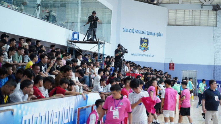 Nhà thi đấu CLB Futsal Quận 8 (Thành phố Hồ Chí Minh) luôn chật kín khán giả trong các trận đấu cuối mùa giải. hinh-2-4952.jpg