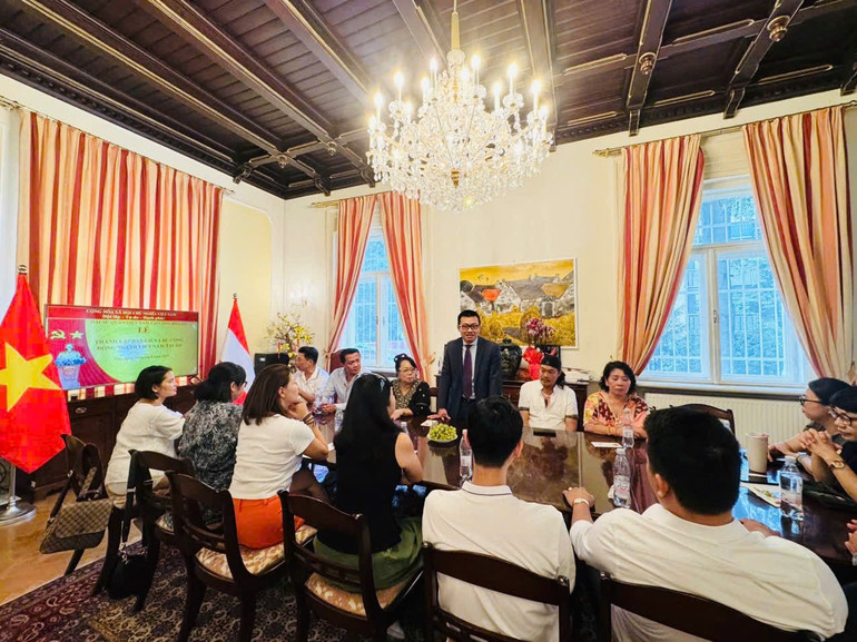 Đại sứ Vũ Lê Thái Hoàng phát biểu tại Lễ thành lập và ra mắt Ban Liên lạc Cộng đồng người Việt Nam tại Áo. z6917554006091-b58e2f9cf5baba8bc70b751581dc9879.jpg