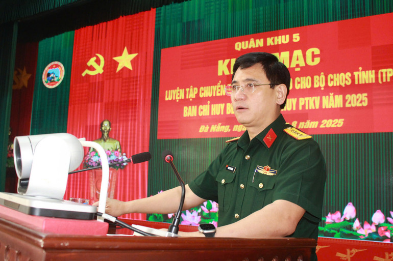 Đại tá Phan Đại Nghĩa, Phó Tư lệnh kiêm Tham mưu trưởng Quân khu 5 phát biểu khai mạc. z6878664738031-79ed20c9a847872eab0fbd5a4da30cc8.jpg