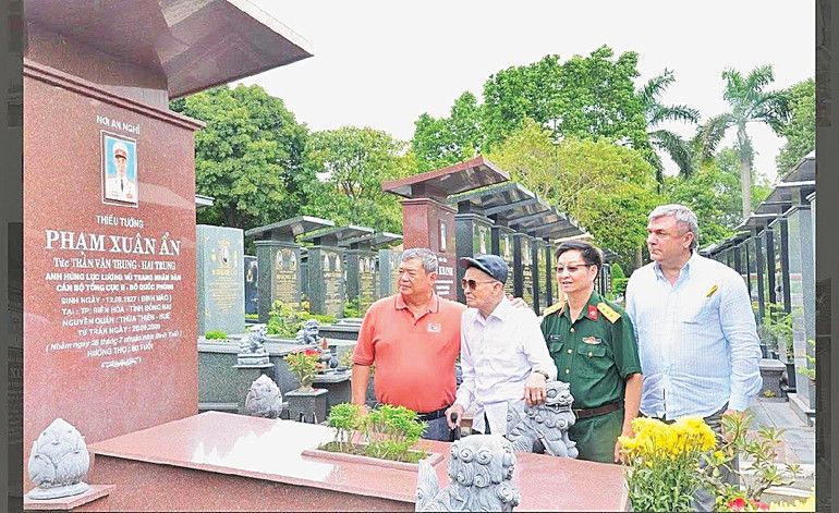Ông V.Kalganov (ngoài cùng bên phải) viếng mộ huyền thoại tình báo Phạm Xuân Ẩn. co-mot-cuoc-01.jpg