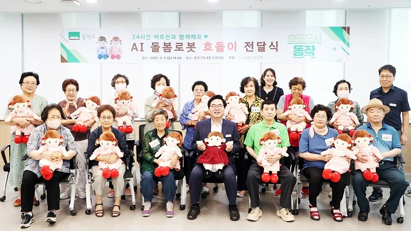 Seoul triển khai AI và robot tại 6 viện dưỡng lão để hỗ trợ chăm sóc người già