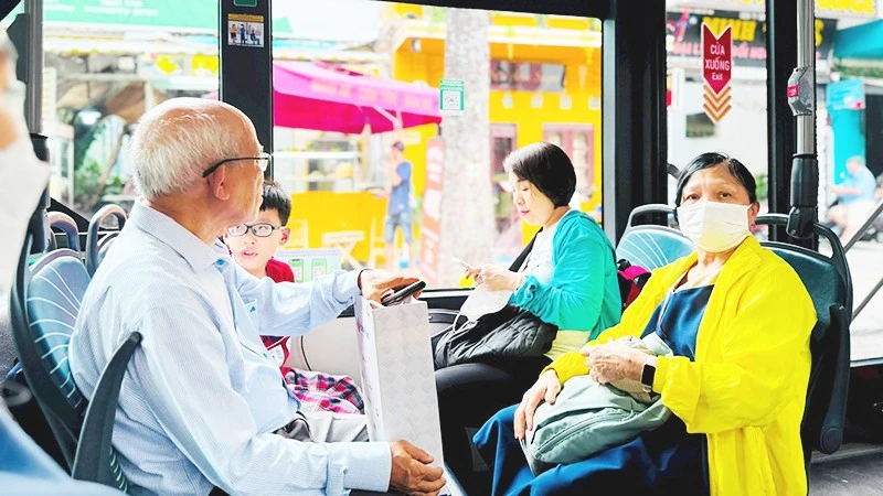Cần nhiều giải pháp đồng bộ để tăng tỷ lệ người dân sử dụng xe bus tại TP.HCM