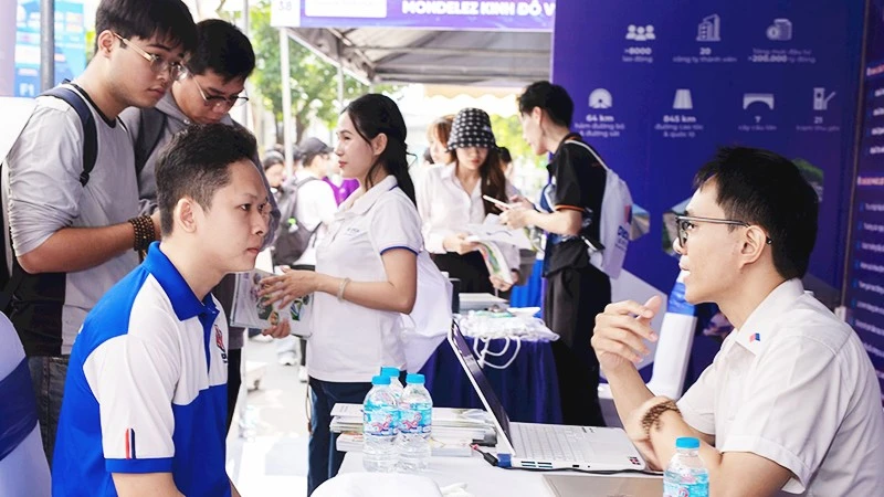 Ngày hội doanh nghiệp gây quỹ 14 tỷ đồng, triển lãm học sinh và liên hoan thanh niên quốc tế