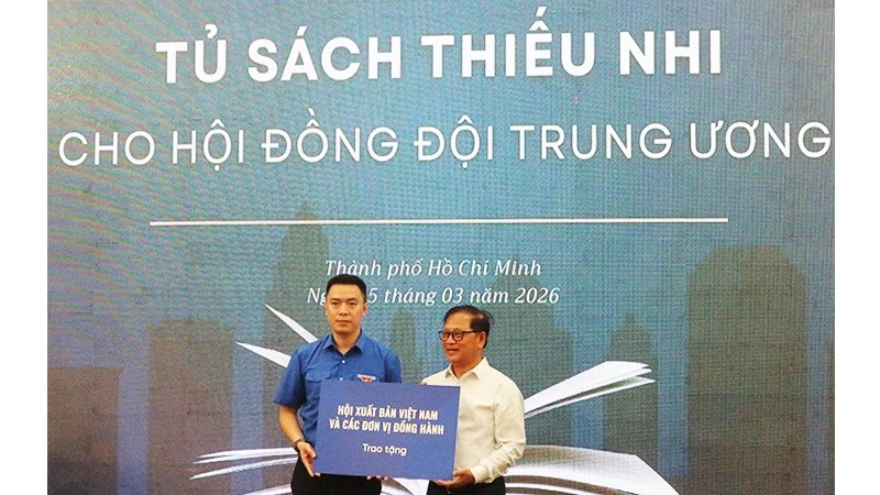Trao tặng 2.000 cuốn sách cho thiếu nhi, đặc biệt là 'Kể chuyện Điện Biên Phủ'