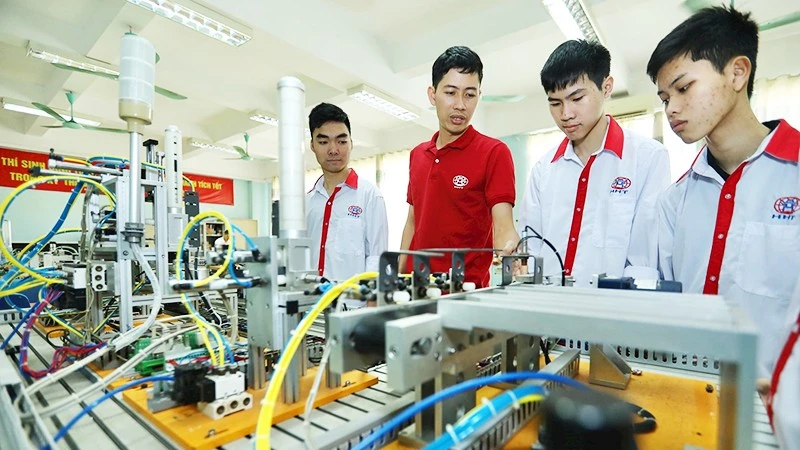 Tái cấu trúc giáo dục: Giải pháp tinh gọn để chấm dứt lãng phí nguồn lực