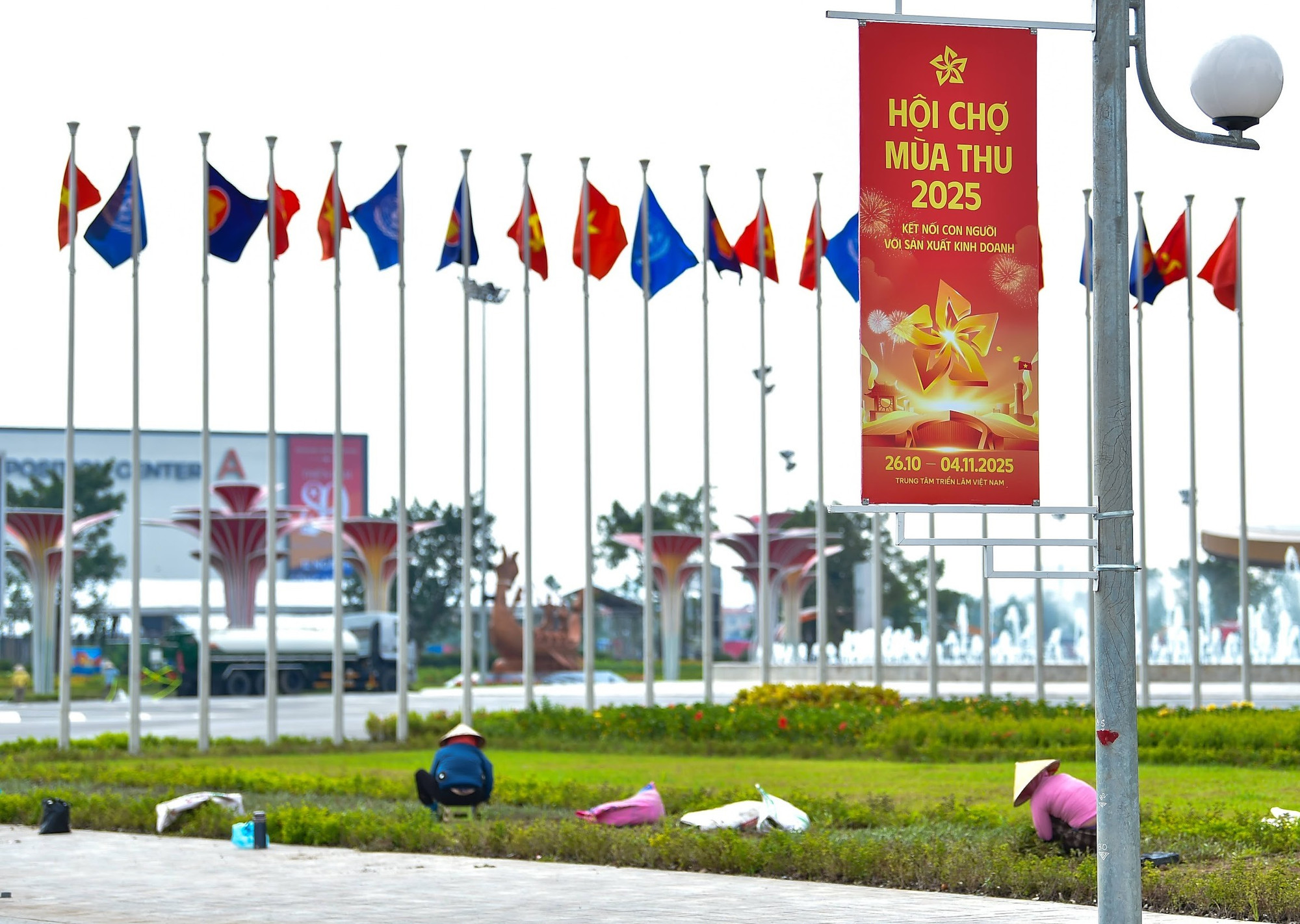 Công tác triển khai tổ chức Hội chợ đang được tiến hành gấp rút.