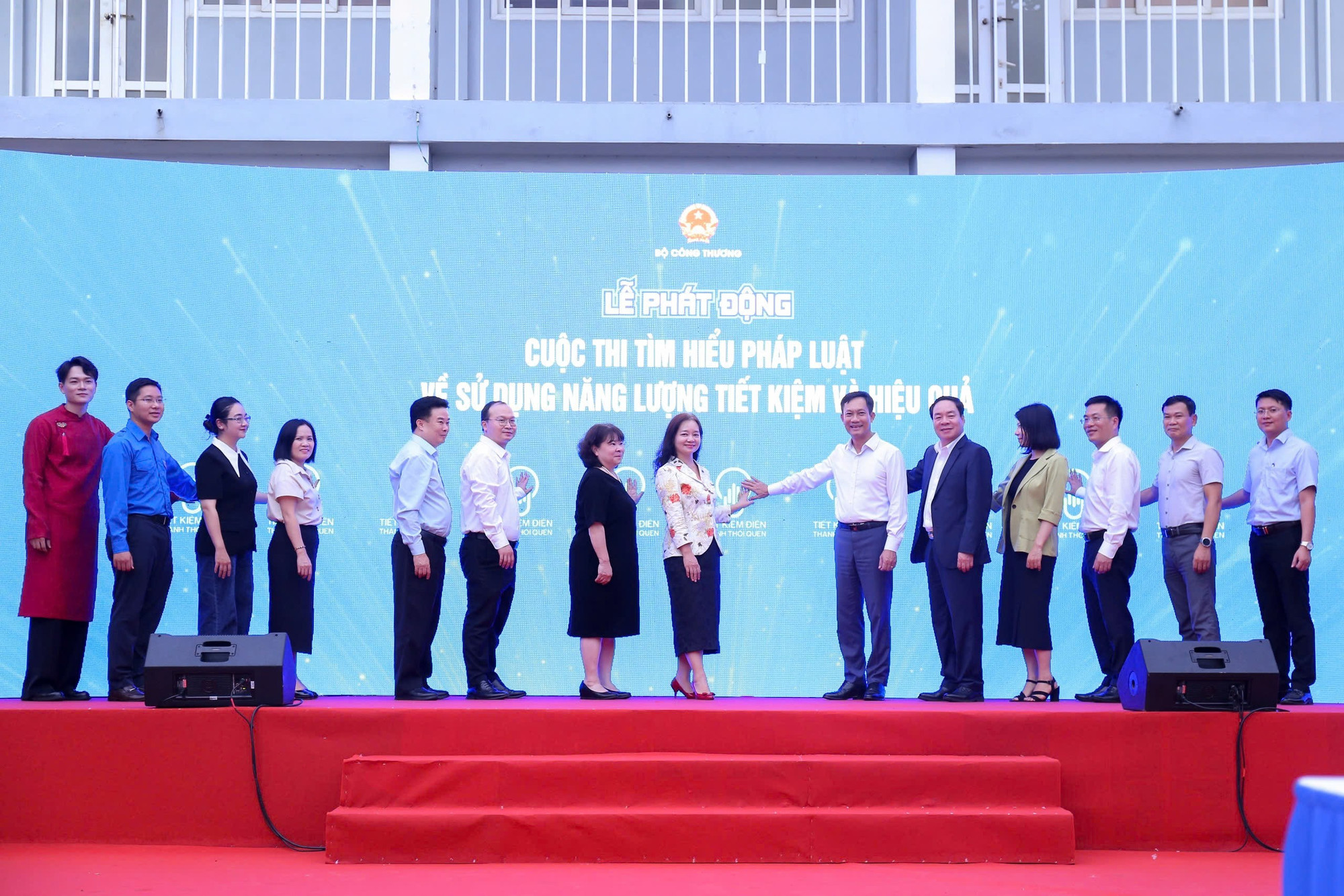 Các đại biểu thực hiện nghi thức phát động Cuộc thi “Tìm hiểu pháp luật về sử dụng năng lượng tiết kiệm và hiệu quả”. 6625fd60ff6f72312b7e.jpg