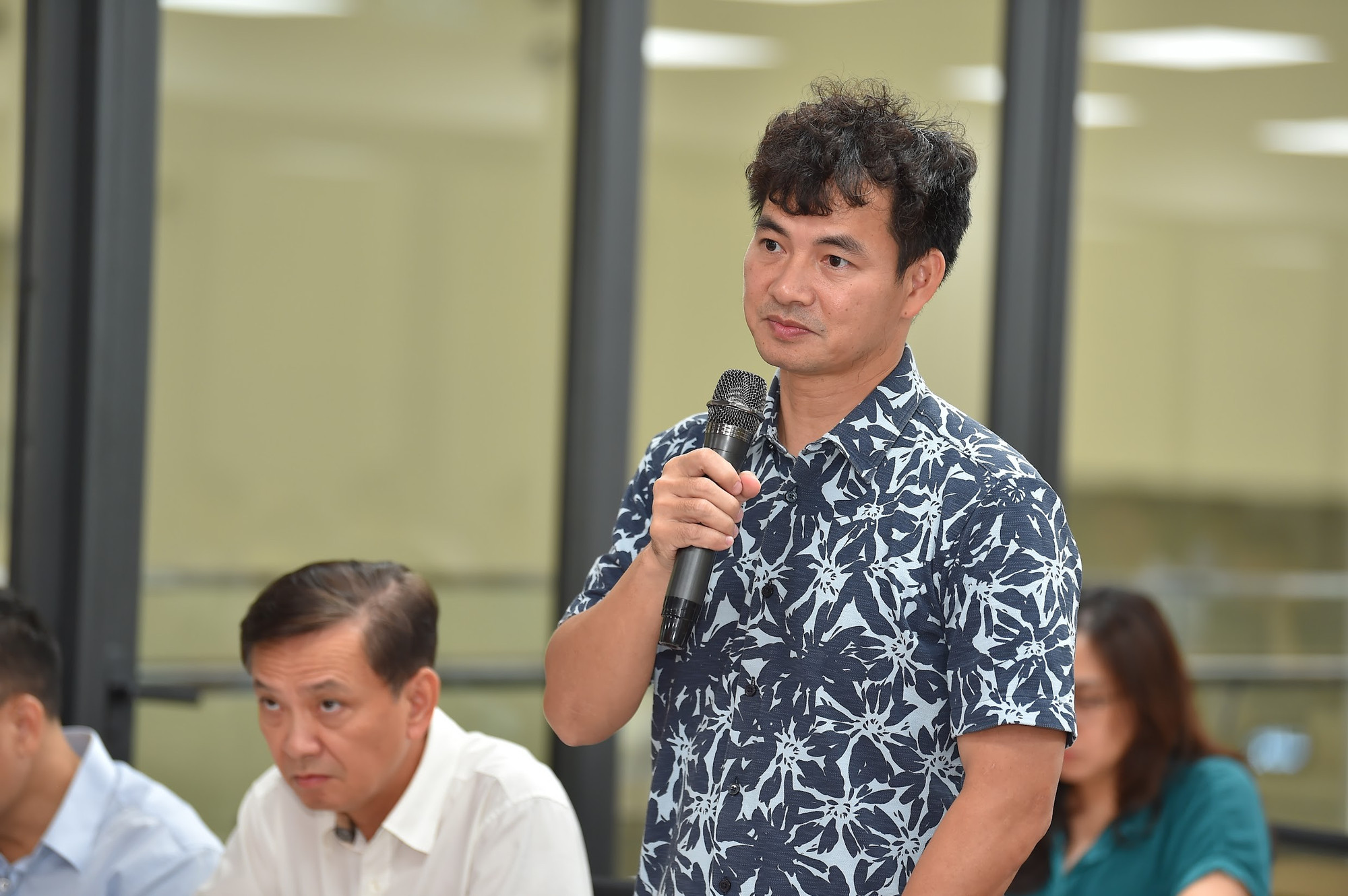 文化スポーツ観光省舞台芸術局長の人民芸術家グエン・スアン・バック氏がフェアの芸術プログラムについて報告した。 nam-6137.jpg