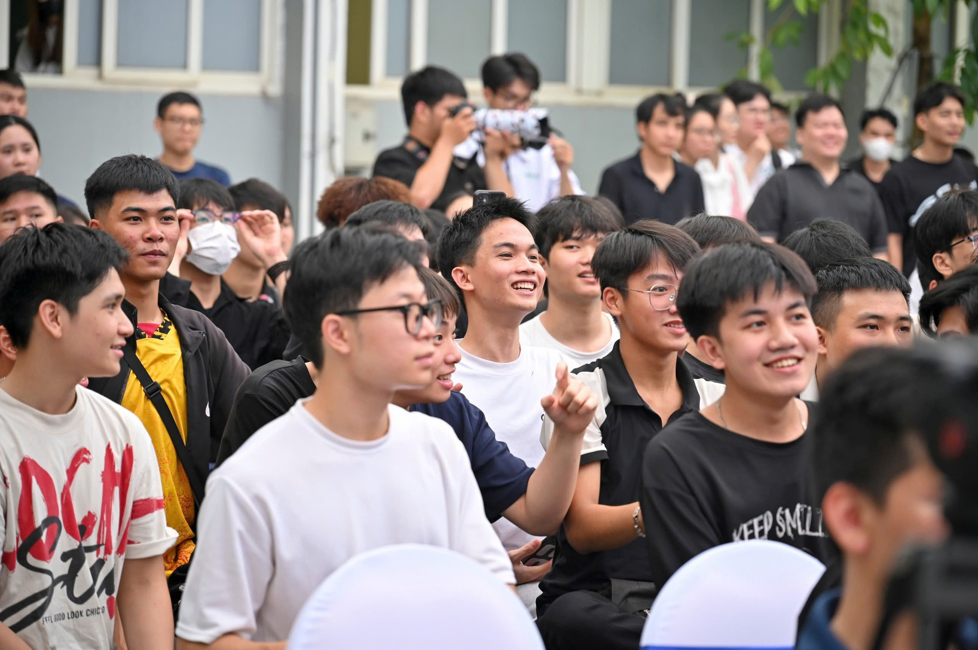 Các bạn sinh viên hào hứng tham gia cuộc thi. cb838da070affdf1a4be.jpg