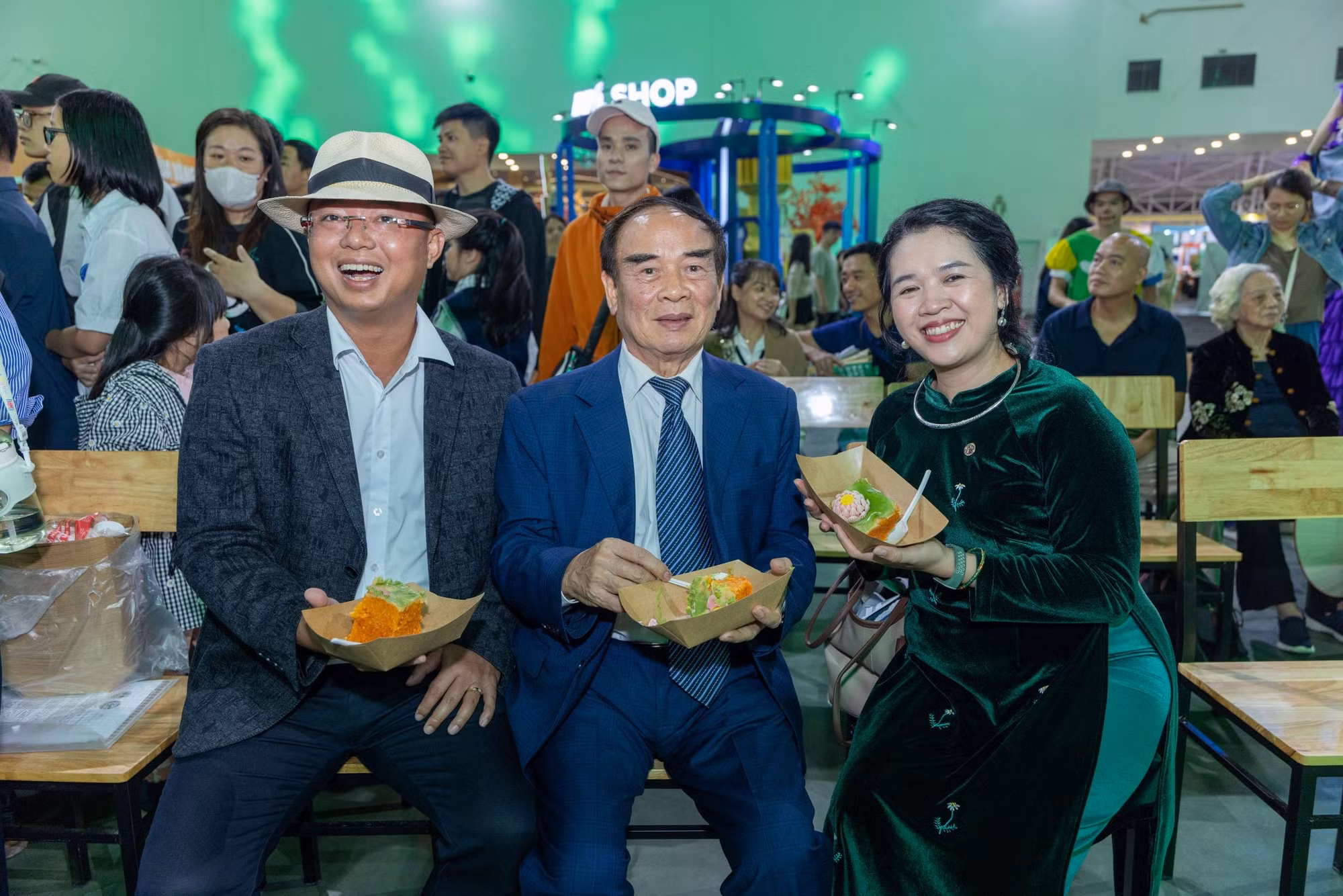nguoi-dan-thuong-thuc-ky-luc.jpg