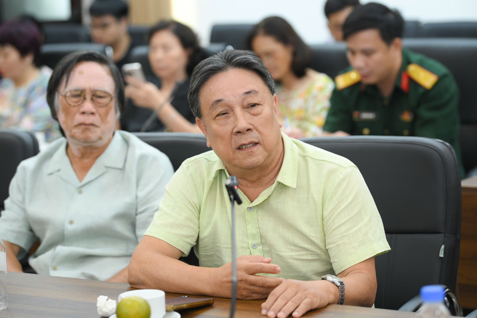 Ông Trần Kiến Quốc (con trai Thiếu tướng Trần Tử Bình), được đại diện gia đình ông Trần Đình Long ủy quyền chia sẻ tại tọa đàm. (Ảnh: THẾ ĐẠI) 0ae5fc9f838b0bd5529a.jpg