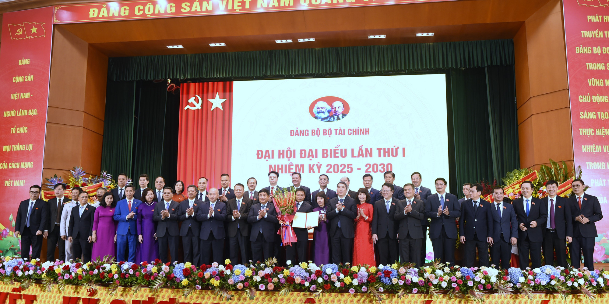 Phó Thủ tướng Chính phủ Nguyễn Chí Dũng trao quyết định và tặng hoa chúc mừng Ban Chấp hành, Ban Thường vụ, Bí thư, Phó Bí thư Đảng uỷ Bộ Tài chính nhiệm kỳ mới. hmt8824.jpg