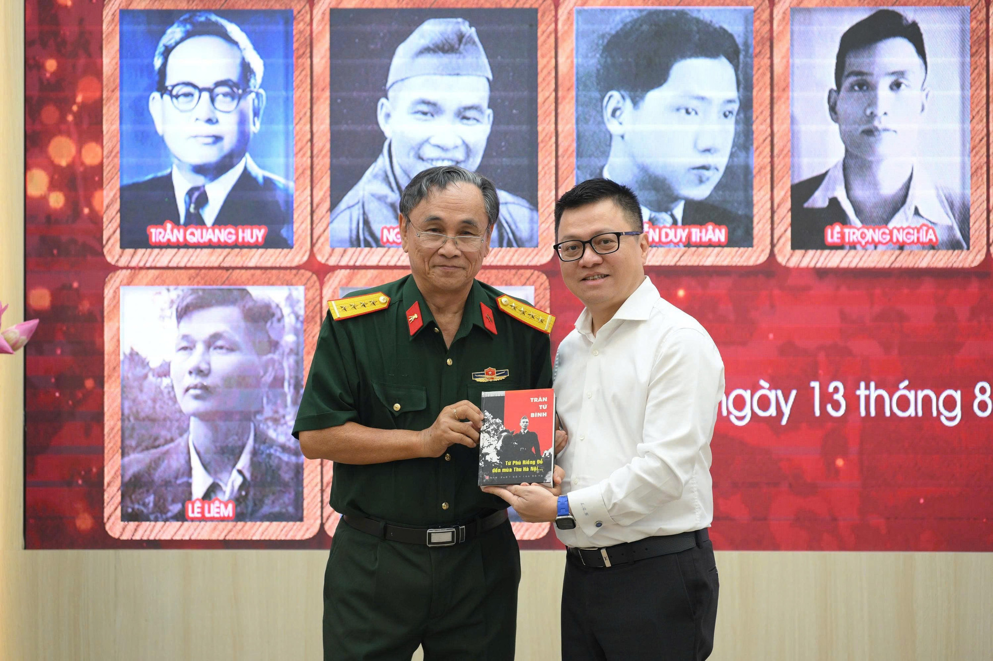 Ông Trần Kháng Chiến trao tặng Báo Nhân Dân cuốn sách về Thiếu tướng Trần Tử Bình. (Ảnh: THẾ ĐẠI) 81a4deec5bf9d3a78ae8.jpg