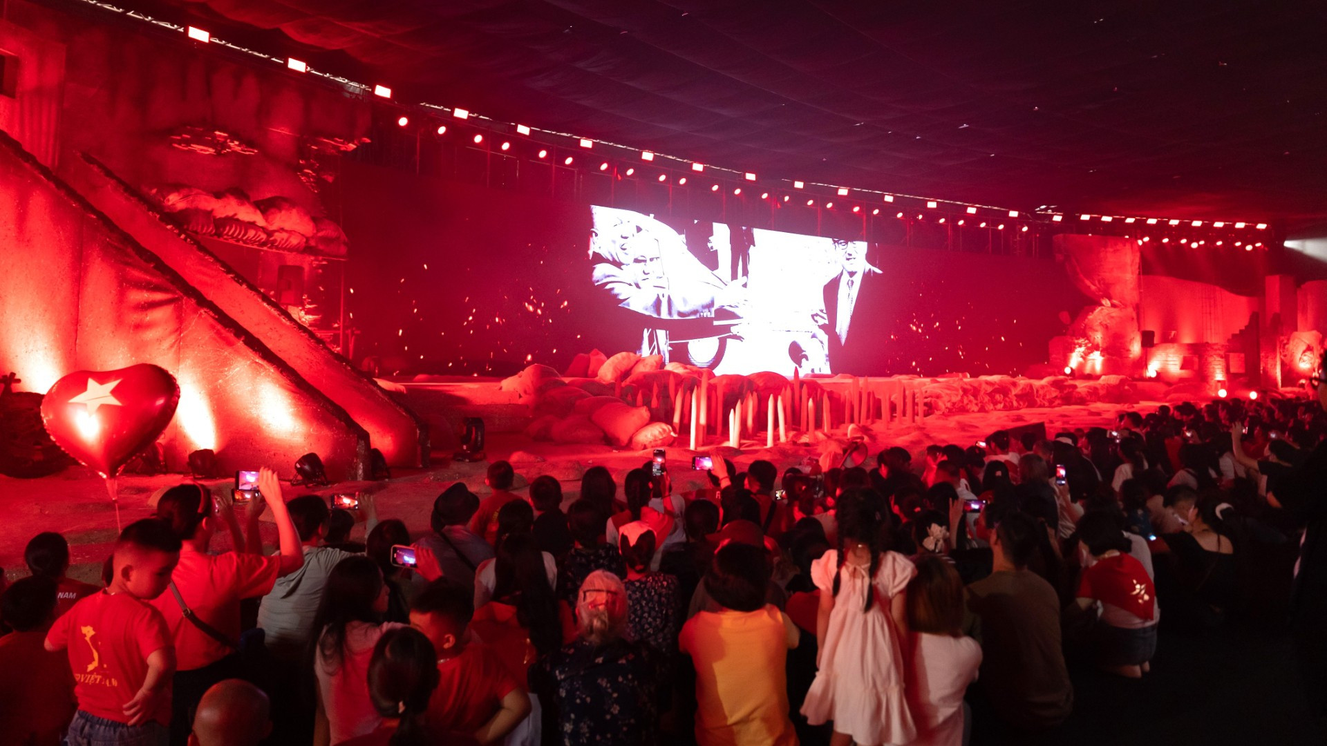 Không gian bán thực cảnh tái hiện lịch sử cách mạng 1945–1975 bằng âm thanh, ánh sáng và nghệ thuật biểu diễn.