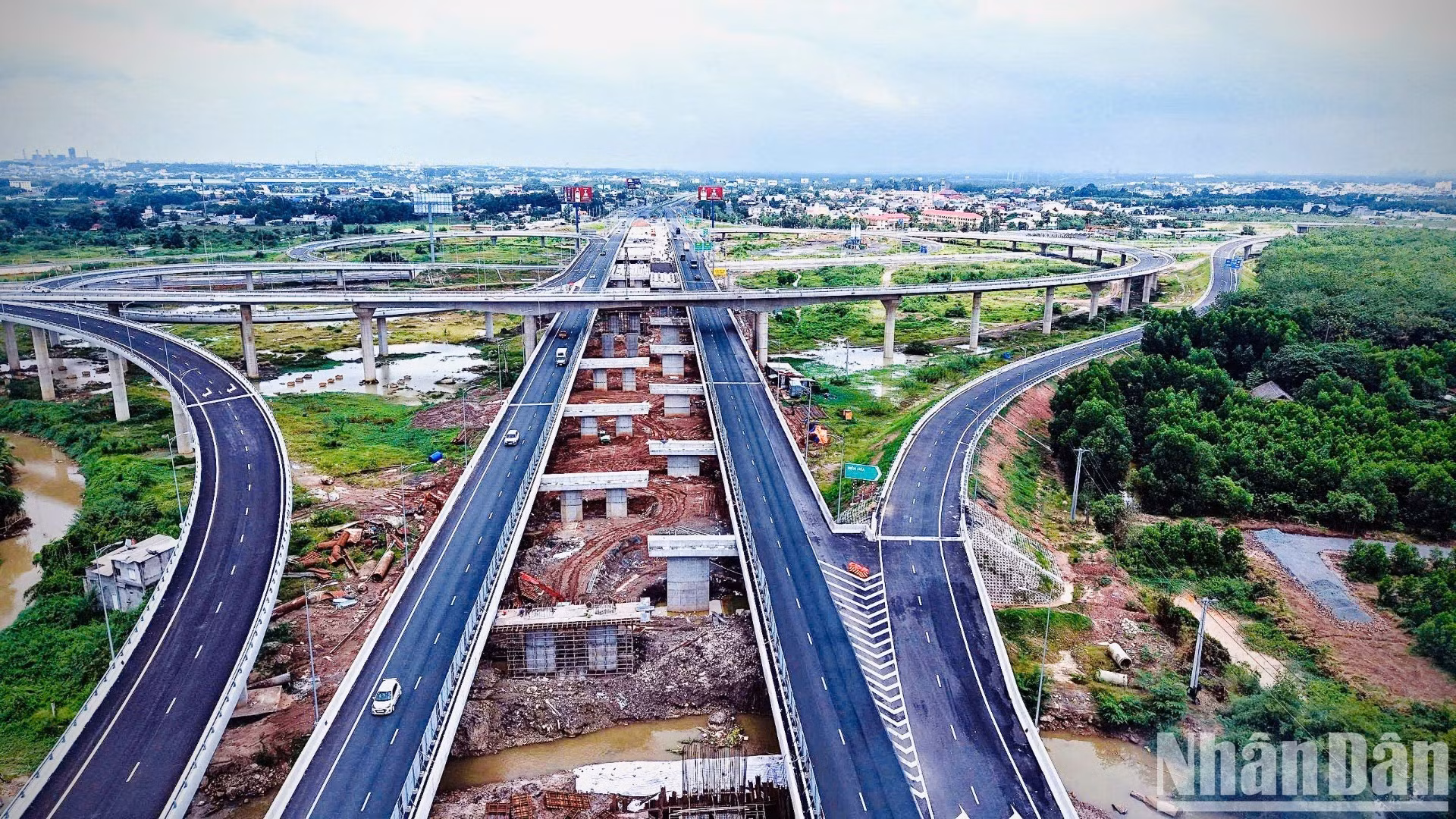 Hiện trạng dự án mở rộng cao tốc Thành phố Hồ Chí Minh-Long Thành, khu vực nút giao Long Thành kết nối trực tiếp với sân bay Long Thành.