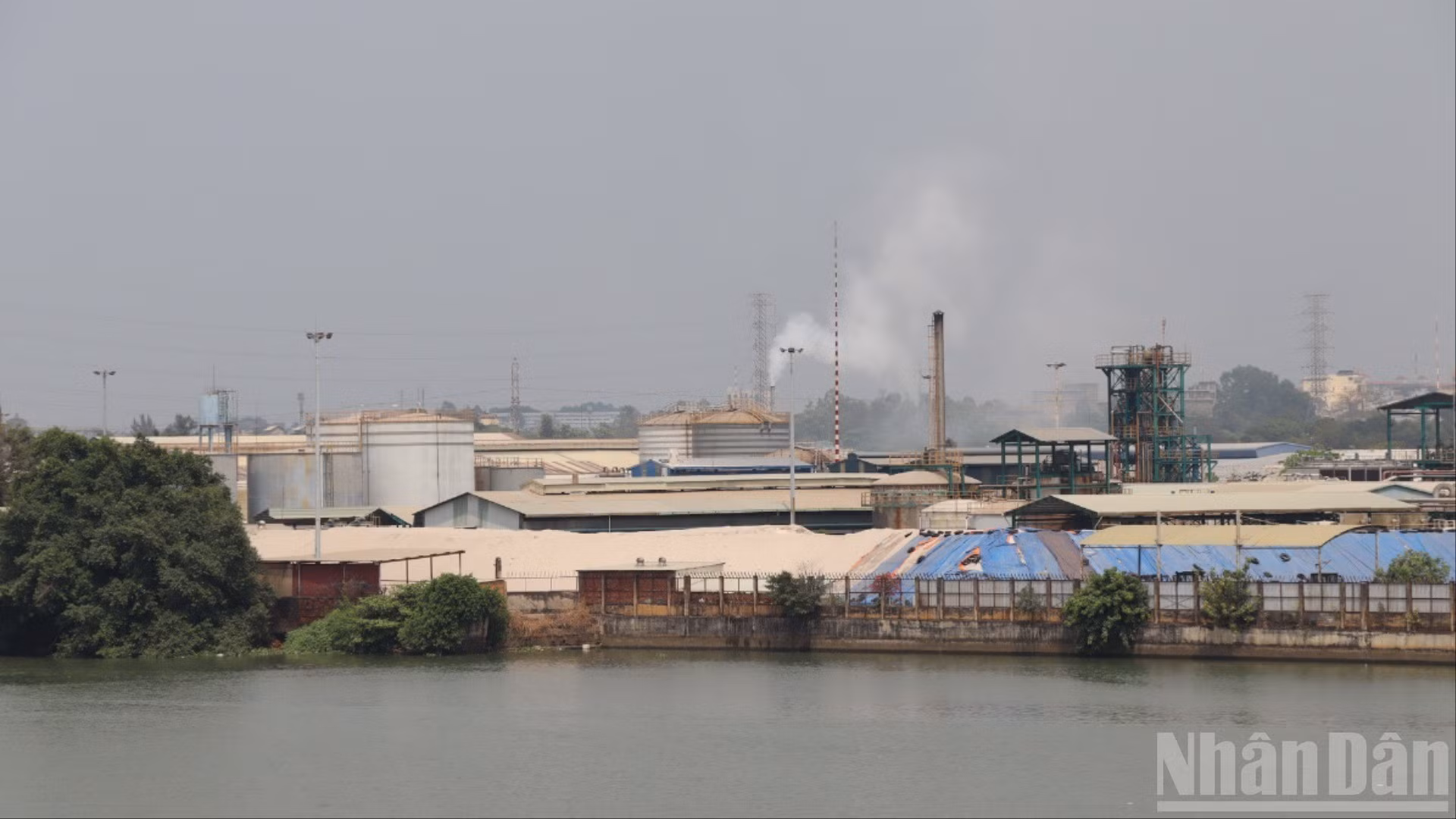 Khu công nghiệp Biên Hòa 1 nằm sát sông Đồng Nai nguy cơ gây ô nhiễm môi trường rất lớn.