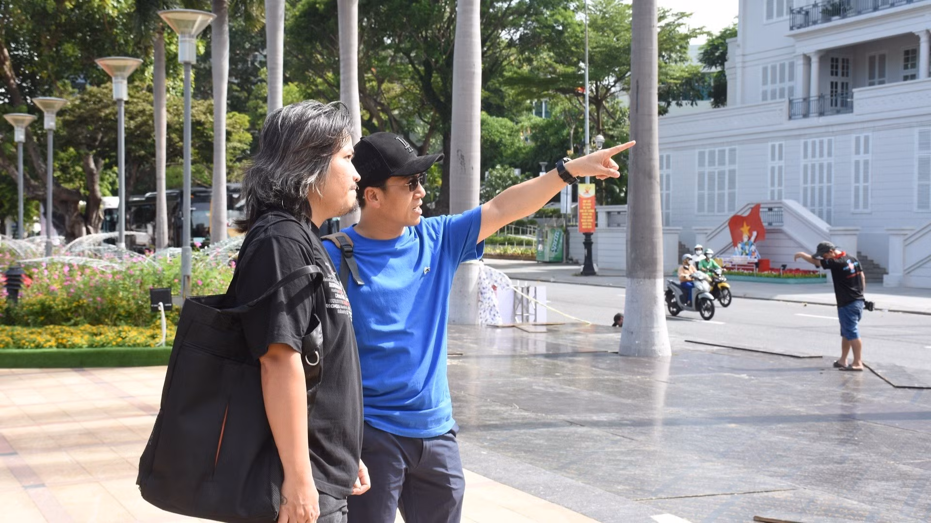 Nghệ sĩ Ưu tú Quang Hào, Giám đốc Nhà hát Trưng Vương kiểm tra các hạng mục thi công sân khấu tại Bảo tàng Đà Nẵng chiều 30/8. (Ảnh ANH ĐÀO)