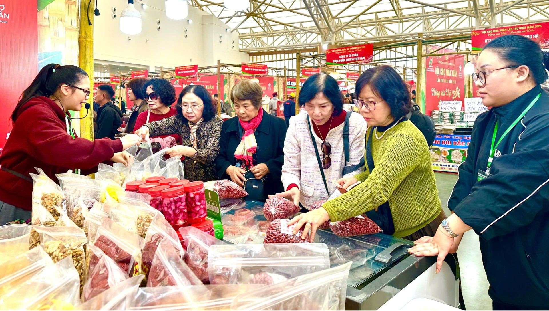 Hội chợ Mùa Xuân 2026: Đặc sản vùng miền hút khách, sức mua Tết sôi động.