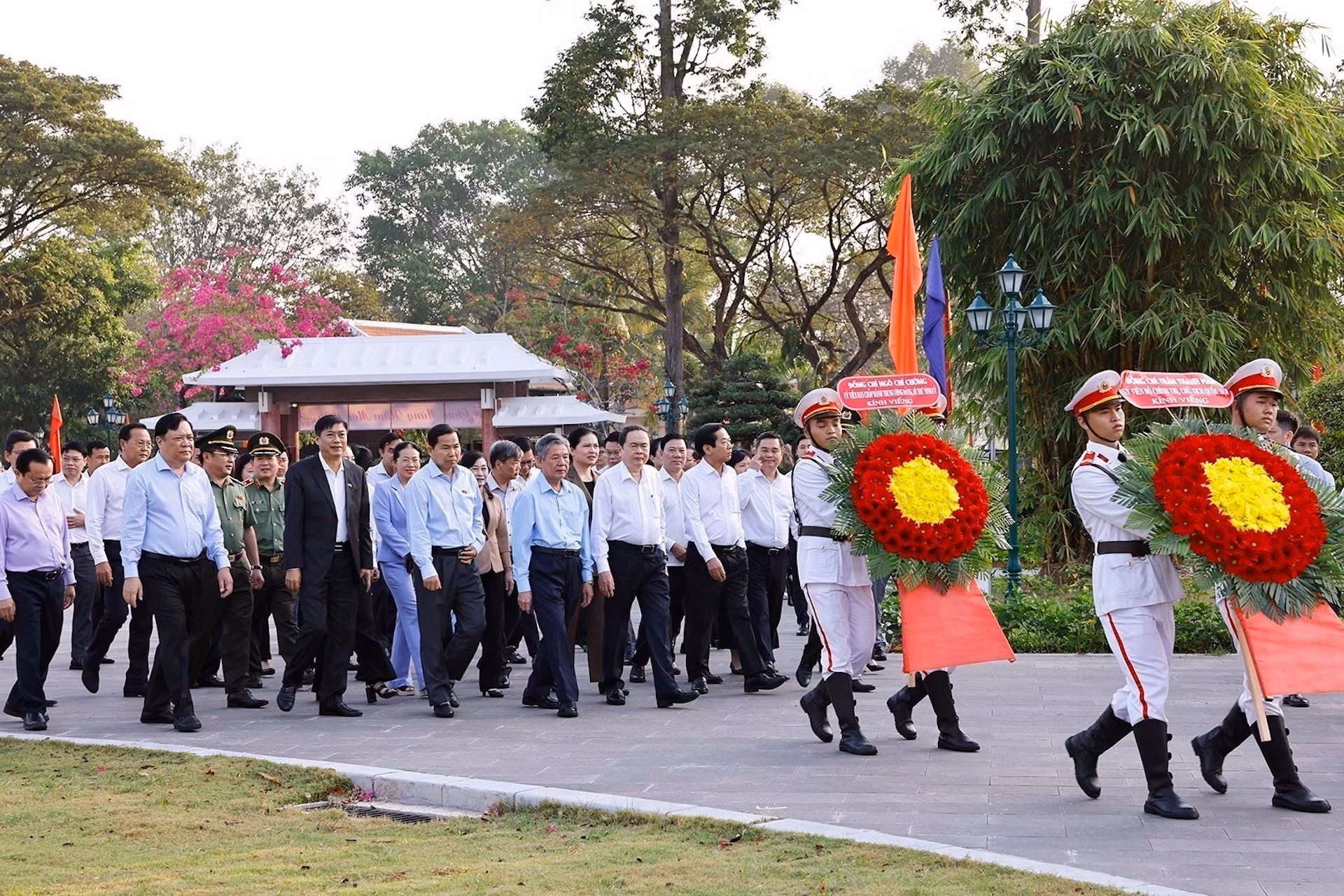 Chủ tịch Quốc hội Trần Thanh Mẫn cùng đoàn công tác dâng hoa, dâng hương, viếng Cụ Phó bảng Nguyễn Sinh Sắc. (Ảnh: Doãn Tấn/TTXVN)
