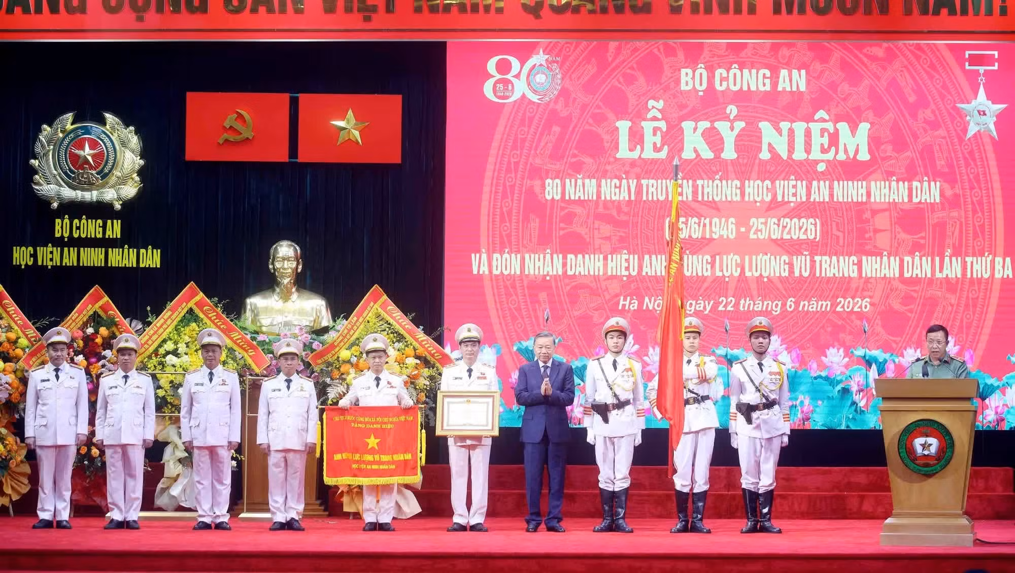 Ảnh: Tổng Bí thư, Chủ tịch nước Tô Lâm trao Danh hiệu Anh hùng Lực lượng vũ trang nhân dân tặng Học viện An ninh nhân dân. (Ảnh: TTXVN)