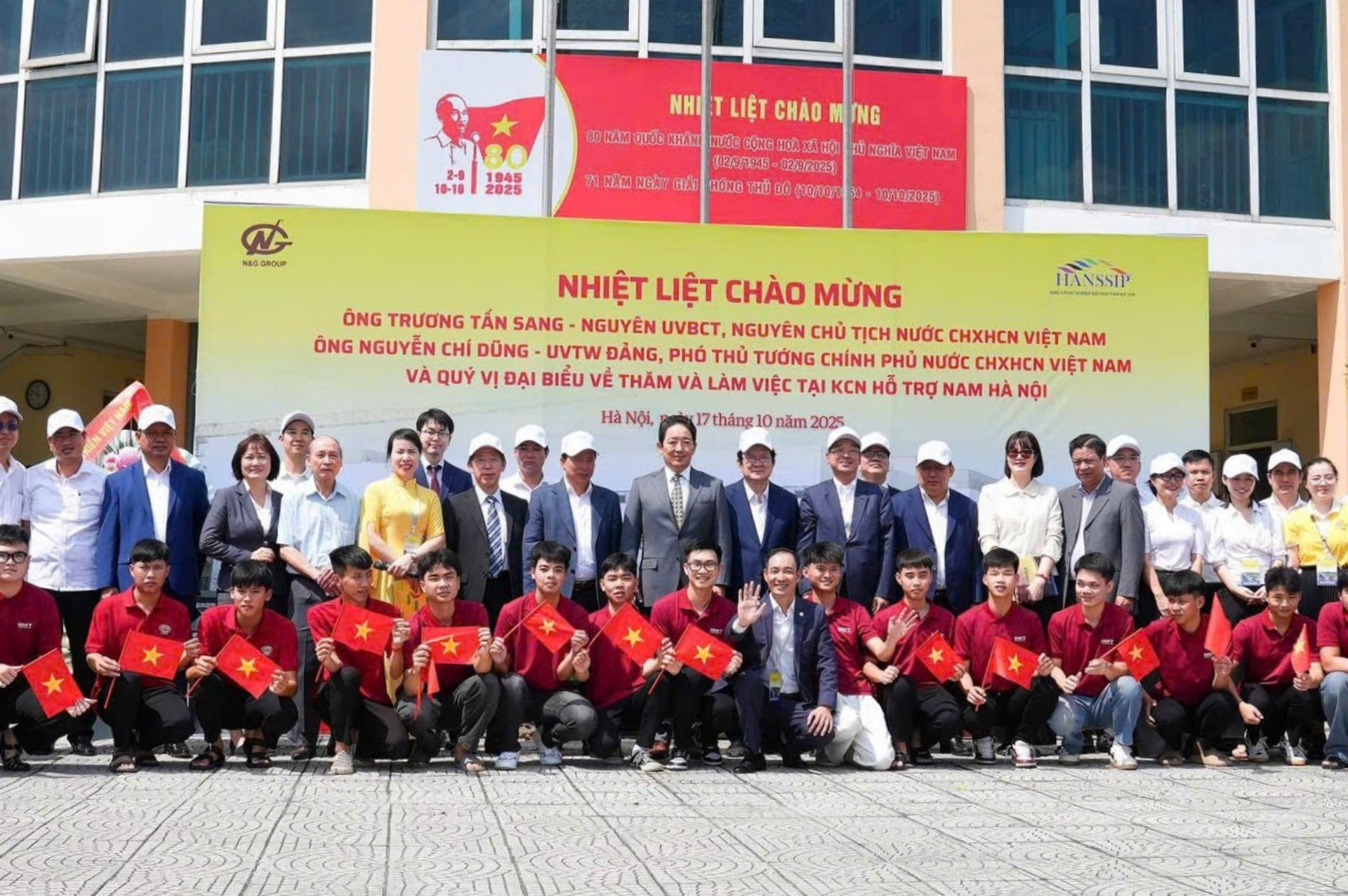 Nguyên Chủ tịch nước Trương Tấn Sang và các đại biểu chụp ảnh lưu niệm tại Học viện hướng nghiệp ngành công nghiệp hỗ trợ Việt Nam. 9ce8fe44bf6c32326b7d.jpg