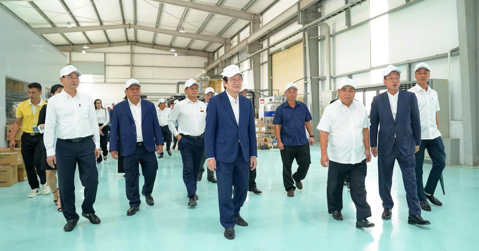Nguyên Chủ tịch nước Trương Tấn Sang, Phó Thủ tướng Chính phủ Nguyễn Chí Dũng và các đại biểu khảo sát Công ty Onaga tại Khu công nghiệp hỗ trợ Nam Hà Nội. 142802350011141095.jpg